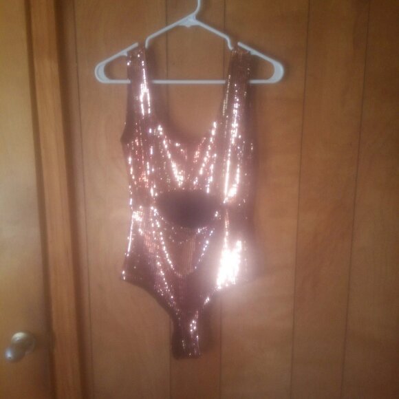 U O womens rose gold sequin cut out bodysuit size M - Picture 3 of 5